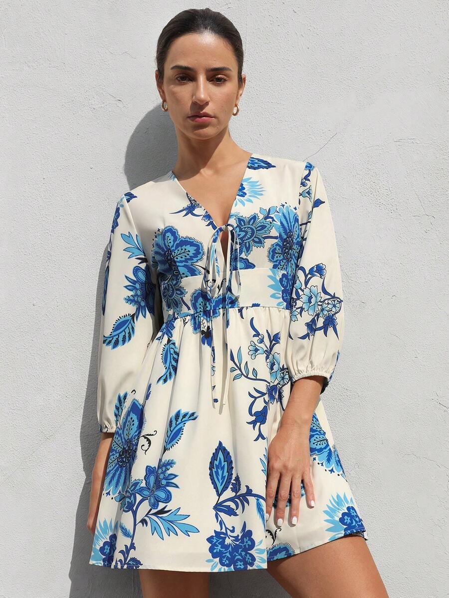 Aveloria Modichic Abito mini casual da donna in stile francese alla moda per le vacanze, con scollo a V lento, design con legame sul petto, vita svasata, maniche larghe e stampa a blocchi di colore - Multicolore - Visualizzare 1