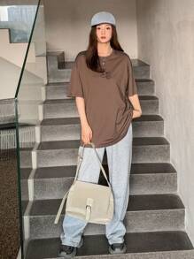 DAZY 刺绣字母图案落肩T恤 超大T恤 学院风上衣 - 咖啡棕 - 查看 5