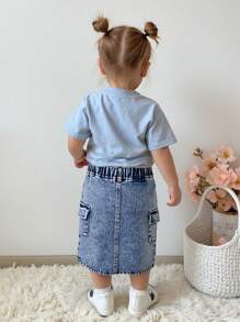 SHEIN Playful Pals 女婴休闲水洗牛仔紧身长裙，带侧袋，简约百搭风格，适合日常穿着 - 淺色水洗藍 - 查看 2