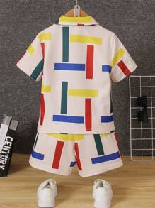 SHEIN 2 件套年轻男孩针织纹理设计 Polo 领印花条纹和格子短袖 Polo 衫和针织纹理印花运动短裤套装，休闲夏季服装 - 彩色 - 查看 2