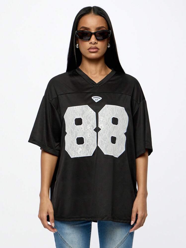 SUMWON T-shirt style jersey universitaire avec imprimé numérique en dentelle col en V surdimensionné, vêtements d'automne, streetwear, vêtements de sport