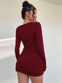 Aloruh 年轻现代女性圆领镂空蝴蝶结前部紧身短款上衣 + 低腰迷你裙套装 - 酒紅色 - 查看 5