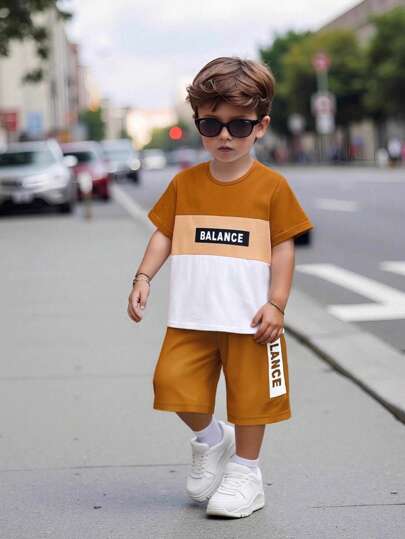 SHEIN garoto jovem Letra Impresso Bloco De Cores Ocasional Estilo De Rua Manga Curta Conjunto de Camisetas & Shorts Para Verão