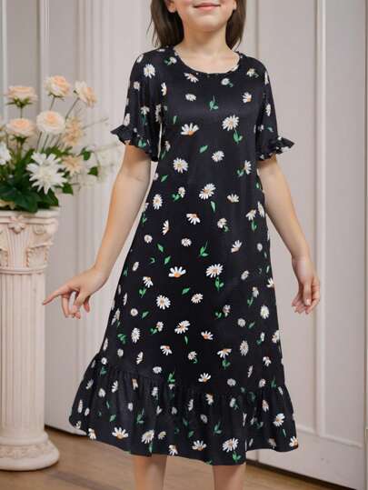 1件套女童睡衣，青春期女孩短袖睡袍。花卉和向日葵印花，柔软面料。适合睡衣或外套。轻盈柔和的色调，简约的设计，易于搭配，让青春期女孩在家也能展现时尚活力。弹力透气的针织面料，可机洗，穿着舒适，易于护理。（母子装单独出售）