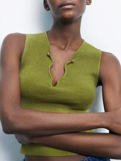 Maija 女士绿色无袖休闲性感针织背心，V领，罗纹面料，金属装饰，适合日常穿着、圣帕特里克节、春假等场合。