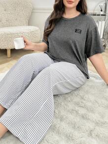 2 件字母图案 T 恤和条纹睡裤加大码睡衣套装