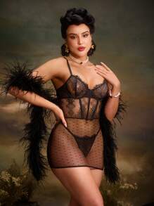 2 件复古皇家风格性感女士睡裙和丁字裤，带荷叶边和交叉后背