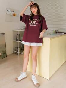 DAZY Áo thun hở vai họa tiết chữ mùa hè cỡ lớn - Màu Đỏ Sâu - Xem 4