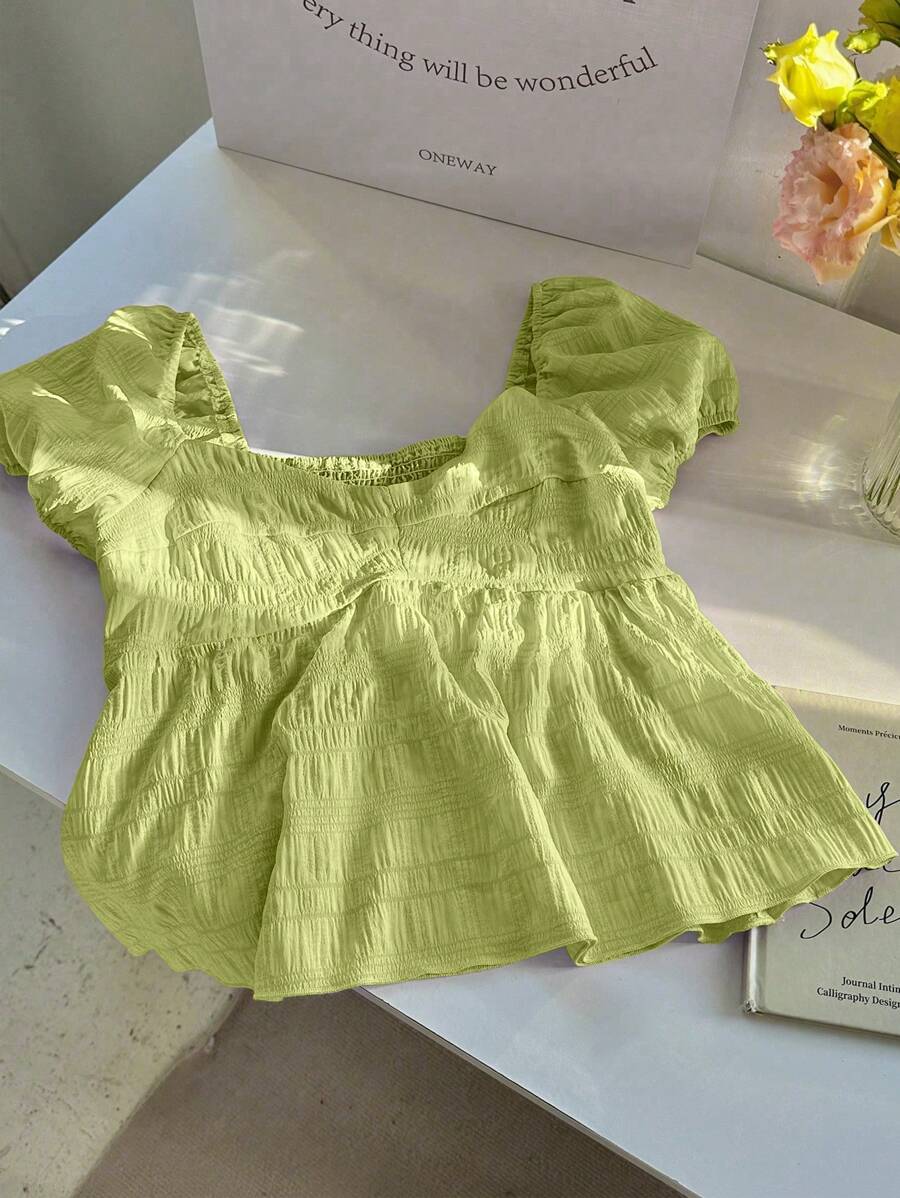 Elamini Camisa Ajustada de Mulher com Botões, Gola Quadrada, Manga Curta e Tecido Estruturado, na Cor Vermelha - Verde Oliva - Visão 1