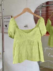 Elamini Camisa Ajustada de Mulher com Botões, Gola Quadrada, Manga Curta e Tecido Estruturado, na Cor Vermelha - Verde Oliva - Visão 3