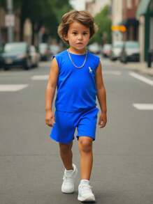 SHEIN Conjunto de top sin mangas y pantalones cortos deportivos con estampado de dinosaurios para niños/as en verano