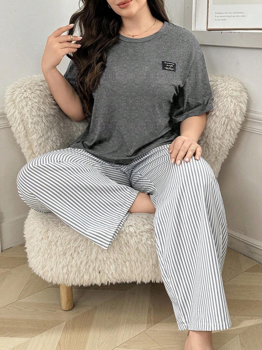 2 件字母图案 T 恤和条纹睡裤加大码睡衣套装