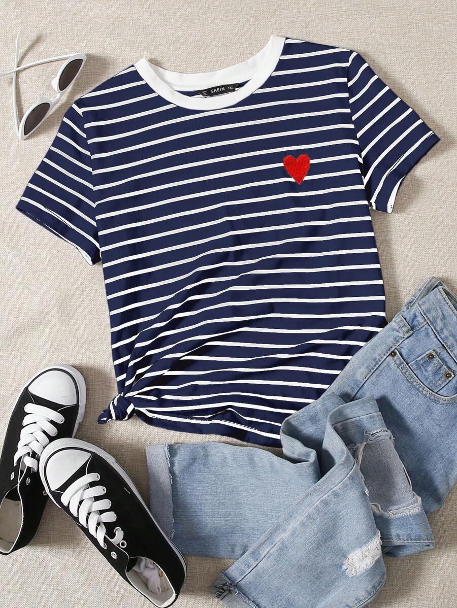 SHEIN EZwear 大码夏季休闲简约条纹心形刺绣短袖 T 恤 - 藏蓝色 - 查看 1