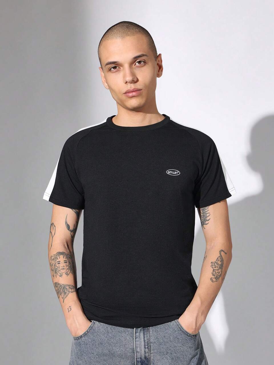 Maglietta sportiva con vestibilità muscolare e striscia laterale