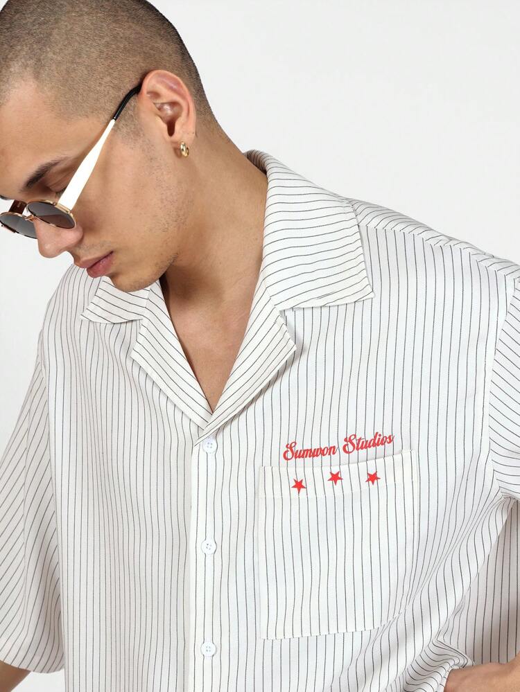 Kurzärmliges Hemd mit kastiger Passform und Revers-Print