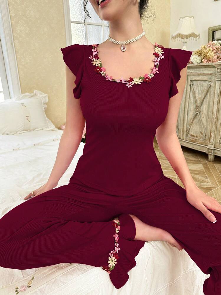 CottageSlumber طقم بيجامة نسائي مكون من ملابس علوية مطرزة بزهور مع أكمام قصيرة وبنطلون، مجموعة ملابس منزلية مريحة لموسم الأعياد - عنابي اللون - مشاهدة 4