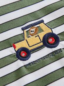 THE HAPPY LOOK Conjunto de 2 piezas para niños pequeños con camiseta de manga corta de cuello redondo con estampado de rayas y autos, y pantalones cortos verdes