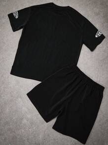 Manfinity Streetrush Regalo para el novio, conjunto de camiseta de manga corta con cuello redondo y estampado de colores y pantalones cortos elásticos, conjunto informal de dos piezas de ropa de calle joven, conjunto de dos piezas de ropa de hombre, conjunto de dos piezas de pantalones cortos
