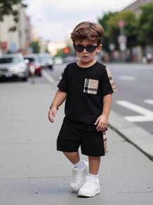 SHEIN Playful Pals Conjunto de pantalones cortos y top con cuello redondo de manga corta estilo escolar a cuadros negros para niño joven para el verano