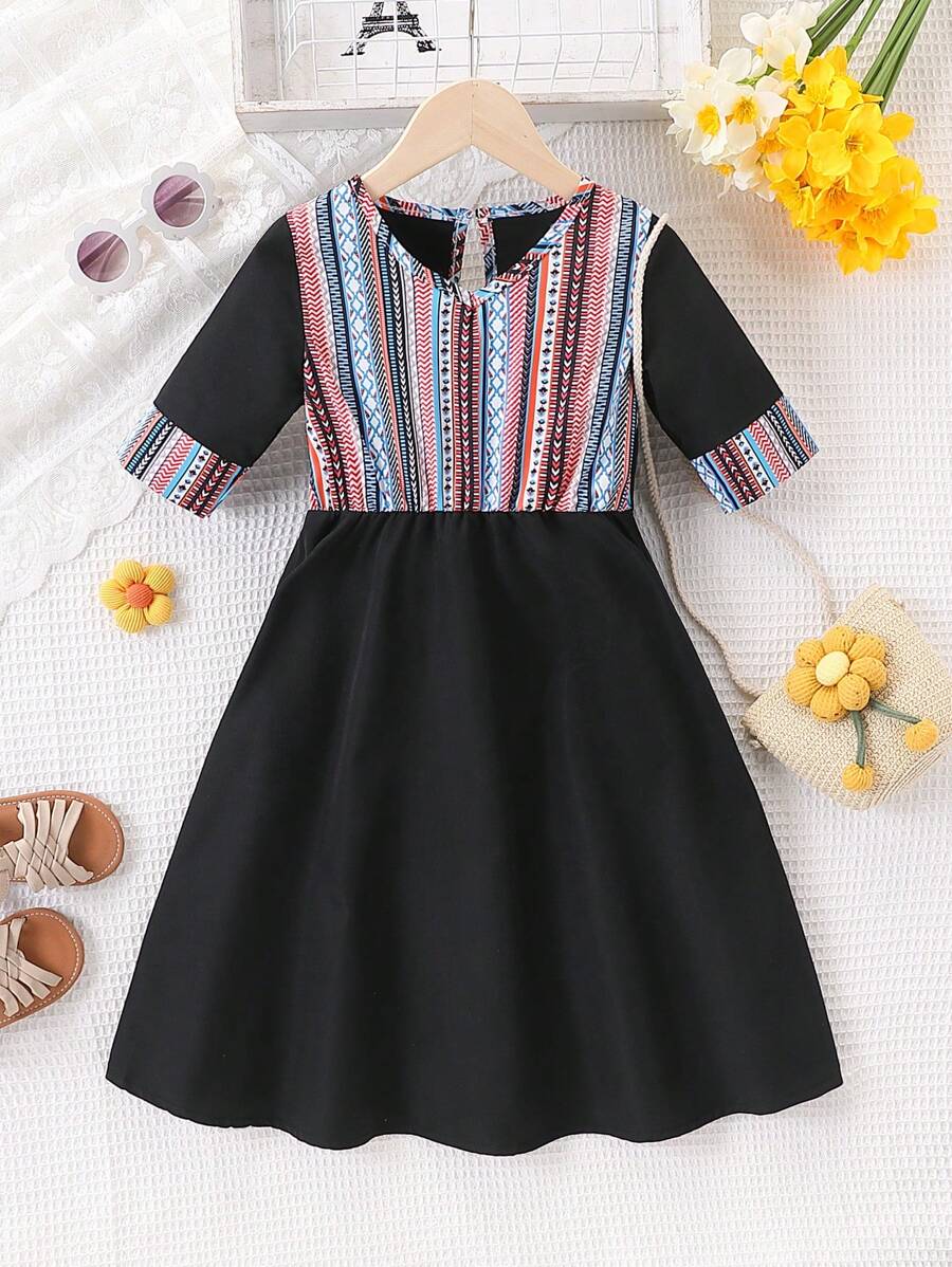 夏季新款少女装适合 4-7 岁，休闲日常海滩度假旅行波西米亚风连衣裙，V 领收腰复古印花 - 黑色 - 查看 1