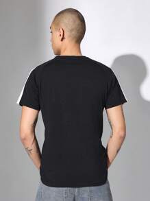 SUMWON Camiseta ajustada y musculosa con detalle de raya lateral, prenda esencial para entrenamiento, gimnasio, ocio y calle en verano, con pequeño diseño de logo