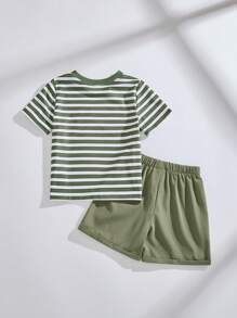 THE HAPPY LOOK Conjunto de 2 piezas para niños pequeños con camiseta de manga corta de cuello redondo con estampado de rayas y autos, y pantalones cortos verdes