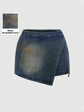 Grunge Punk Shorts/Gonna in jeans attillata con taglio asimmetrico, con decorazioni punk vintage in stile consumato con borchie a forma di croce, di taglia curvy