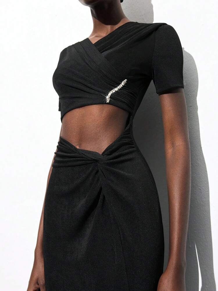 SHEIN Maija 2025 Summer New Black Short Sleeve Off-Shoulder Metal Buckle Design Cropped Top, Simple Fashionable Versatile Summer Vibe Music Festival Beach Vacation Casual Romantic Urban Resort Suitable For Outing Party Wedding Guest Retro Graduation Season