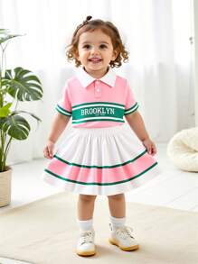 SHEIN 女婴彩色印花设计短袖 Polo 衫和条纹荷叶边下摆套装，夏季美式学院风格 - 粉色 - 查看 1