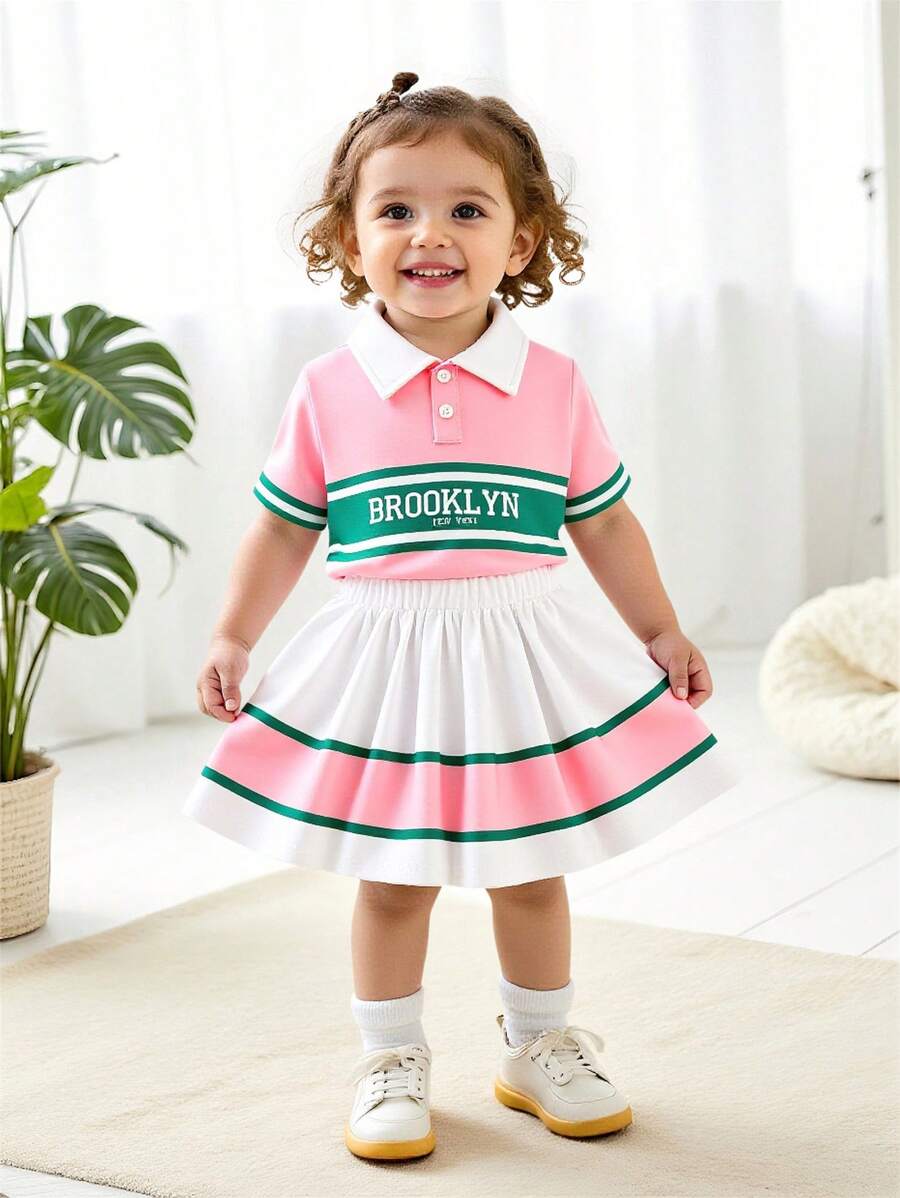 SHEIN 女婴彩色印花设计短袖 Polo 衫和条纹荷叶边下摆套装，夏季美式学院风格 - 粉色 - 查看 1