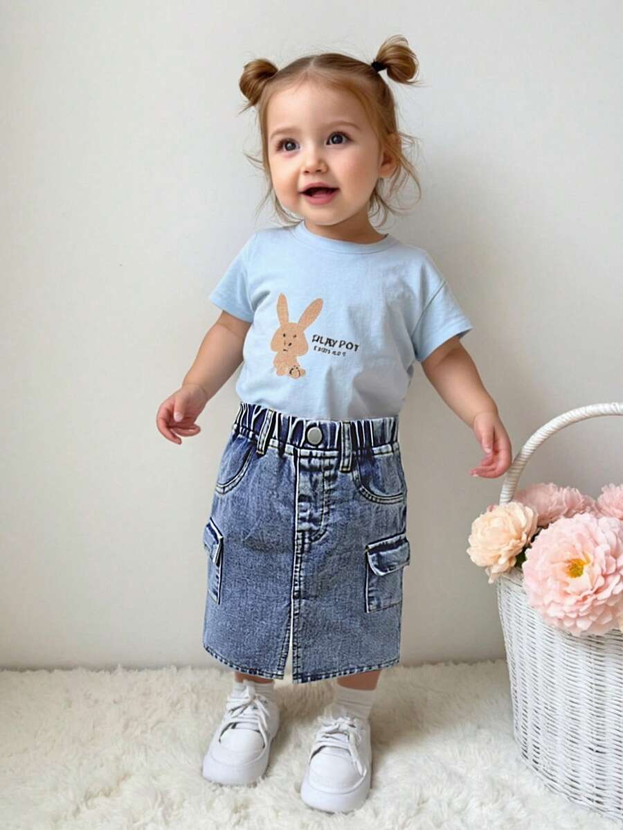 SHEIN Playful Pals 女婴休闲水洗牛仔紧身长裙，带侧袋，简约百搭风格，适合日常穿着 - 淺色水洗藍 - 查看 1