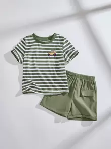 THE HAPPY LOOK Conjunto de 2 piezas para niños pequeños con camiseta de manga corta de cuello redondo con estampado de rayas y autos, y pantalones cortos verdes