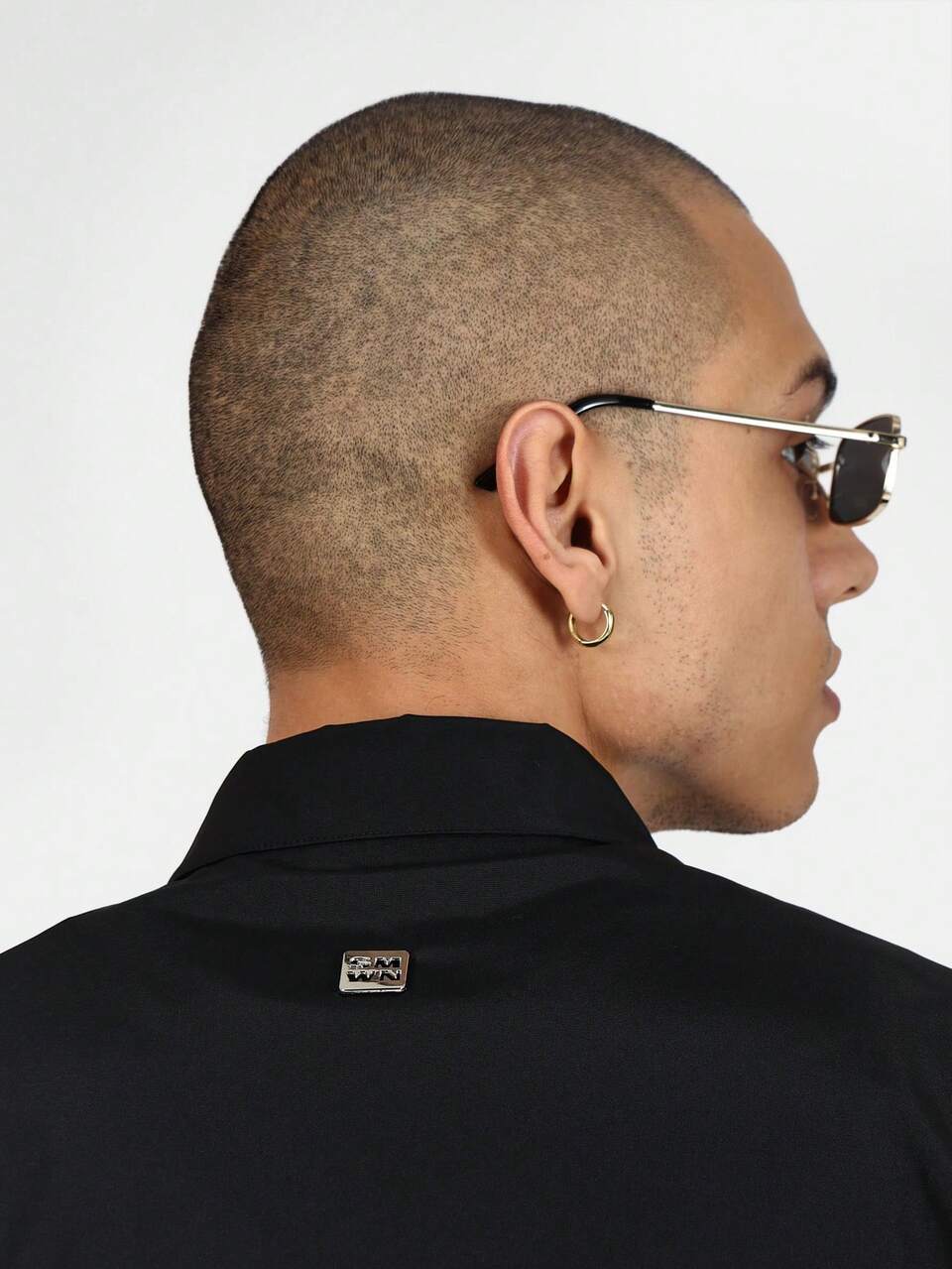SUMWON Camisa ligera de corte ajustado con botones de manga corta, vestimenta urbana informal, moda de primavera y verano, estilo moderno casual elegante