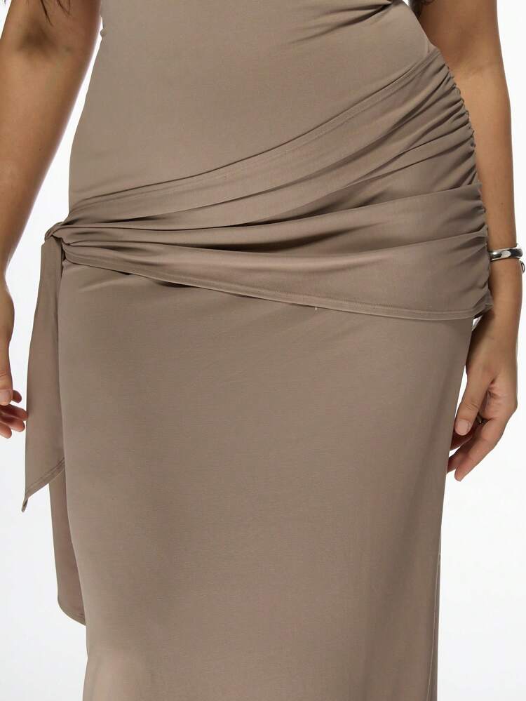 MISSGUIDED PLUS Robe longue bandeau avec détail de ceinture à la taille, jolie robe d'été