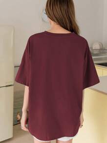 DAZY Áo thun hở vai họa tiết chữ mùa hè cỡ lớn - Màu Đỏ Sâu - Xem 5