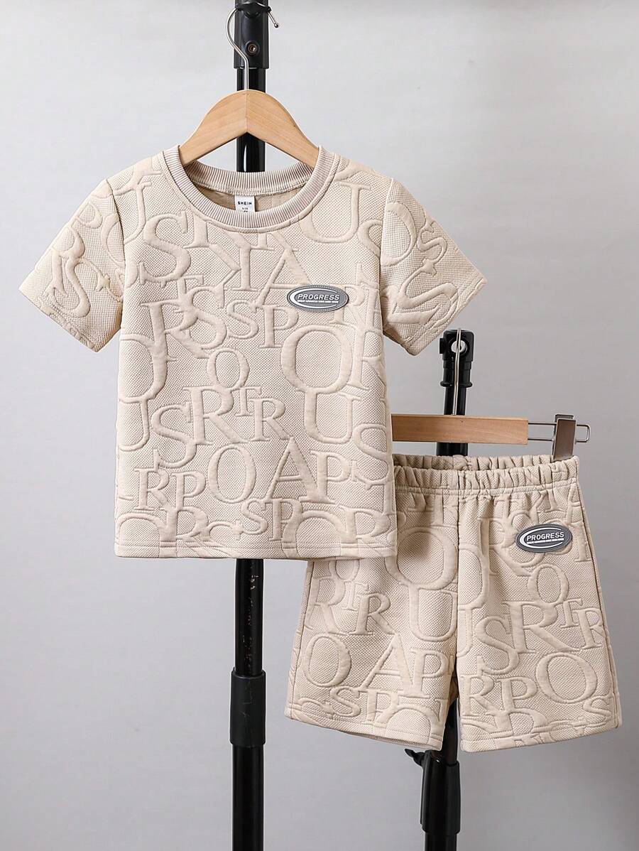 SHEIN Streecool Kids مجموعة ربيعية عصرية للصبي الصغير تتكون من 2 قطعة، تي شيرت وسروال قصير بنمط حروف مخرمة لإضفاء جو صيفي - كاكي - مشاهدة 1
