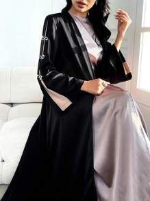 Al Najma Bata abaya modesta con panel de contraste, mangas acampanadas y adorno de cristal - Negro - Ver 1