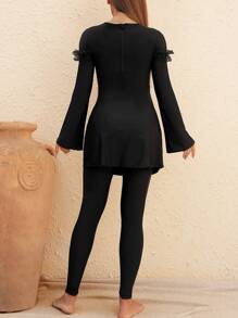 Swim Mulvari 2 件紧身优雅沙滩装套装：小圆领喇叭袖上衣，腰部有花朵装饰，褶皱泳衣上衣和黑色泳衣 BurkiniArabic 服装