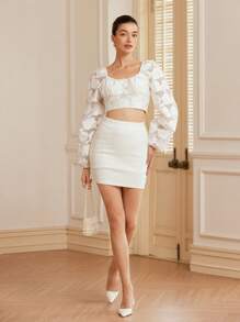 Aveloria 浪漫甜美白色提花刺绣灯笼袖短款衬衫，腰部收紧设计，优雅时尚风格，全身印花