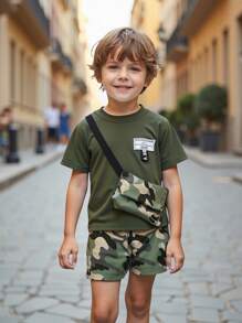 SHEIN Conjunto De Roupas De Verão Streetwear Para Meninos Jovens: 1 Bolsa Transversal De Camuflagem E 1 Camiseta Gráfica, 2 Peças