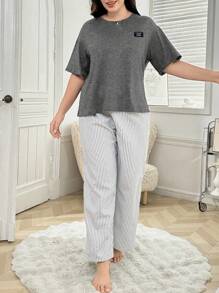 2 件字母图案 T 恤和条纹睡裤加大码睡衣套装