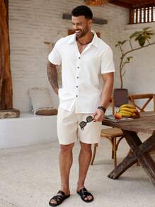 ResortEase Traje casual de talla grande para hombre compuesto por camisa de manga corta de un solo pecho en color liso y pantalones cortos