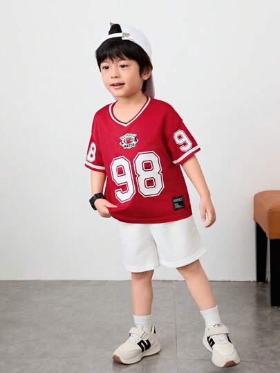 SHEIN Little Byeori 1件年輕男孩休閒V領短袖T恤，大學風格，簡約實用，柔軟舒適，配數字圖案，寬鬆透氣，適於春夏日常穿著、學校、旅遊和運動