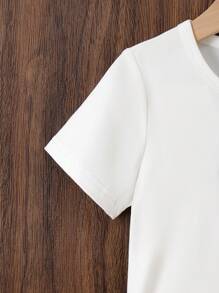 Conjunto informal de 2 piezas para niñas: Top de cuello redondo blanco con flores 3D de perlas y shorts efecto denim, nuevas llegadas de verano