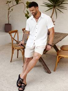 ResortEase Traje casual de talla grande para hombre compuesto por camisa de manga corta de un solo pecho en color liso y pantalones cortos