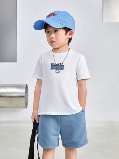 SHEIN Little Byeori 2入組年輕男孩休閒舒適學院風套裝，包括顏色拼接字母印花短袖T卹和透氣短褲，適用於春夏日常、學校、旅行和運動