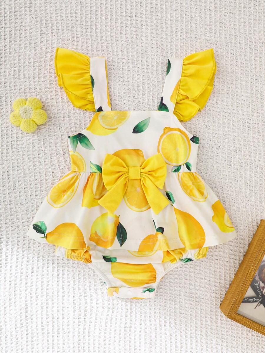 SHEIN Playful Pals 可爱柠檬印花女婴连体衣，饰有蝴蝶结和撞色设计，是送给小宝宝的贴心礼物。