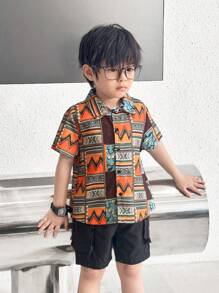SHEIN Little Byeori 1件年輕男孩的休閒、舒適、時尚、多功能、柔軟透氣的短袖襯衫,具有濃郁的復古風格地球儀圖案,適用於春夏假期 - 棕色 - 查看 3