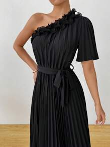 SHEIN Clasi Robe élégante noire asymétrique à volants en mousseline d'épaule pour femme, printemps/été, avec ceinture nouée à la taille plissée