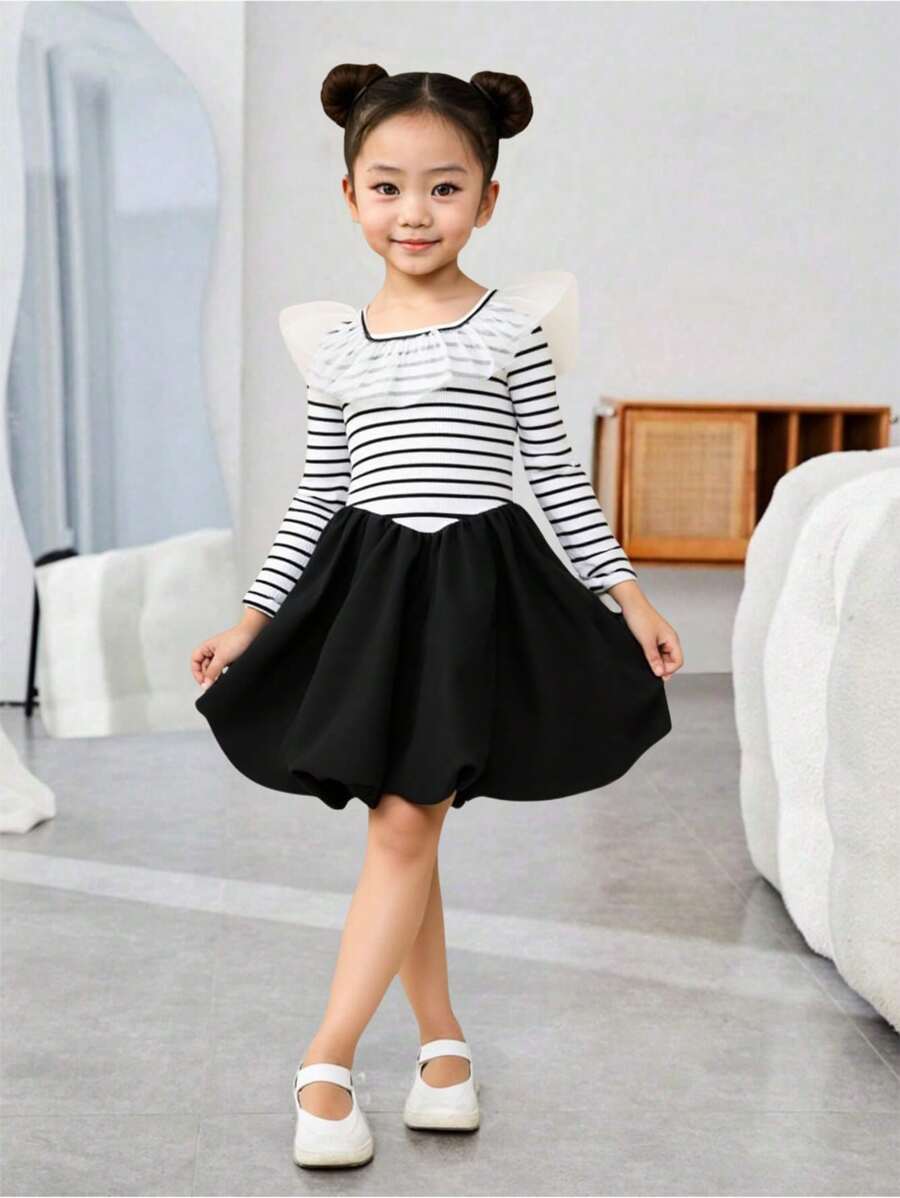 SHEIN Robe patineuse pour jeune fille avec éléments élégants de blocs de couleurs, rayures, tulle et volants à l'ourlet - Noir et Blanc - Voir 1